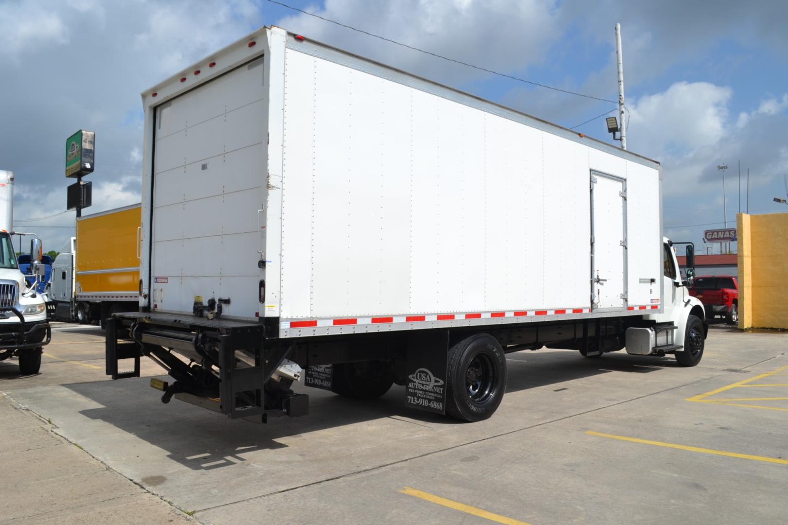 2018 WHITE /BLACK FREIGHTLINER M2-106 with an CUMMINS B6.7L 240HP engine, ALLISON 2500RDS AUTOMATIC transmission, located at 9172 North Fwy, Houston, TX, 77037, (713) 910-6868, 29.887470, -95.411903 - Photo#4